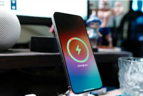 姜堰苹果15换屏服务分享用什么充电器给iPhone15充电更好 